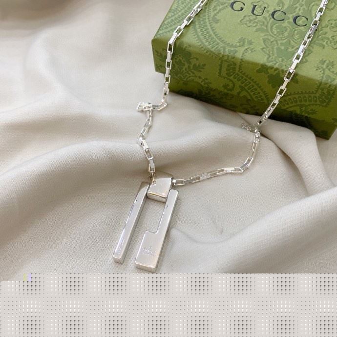 G*u*i necklaces